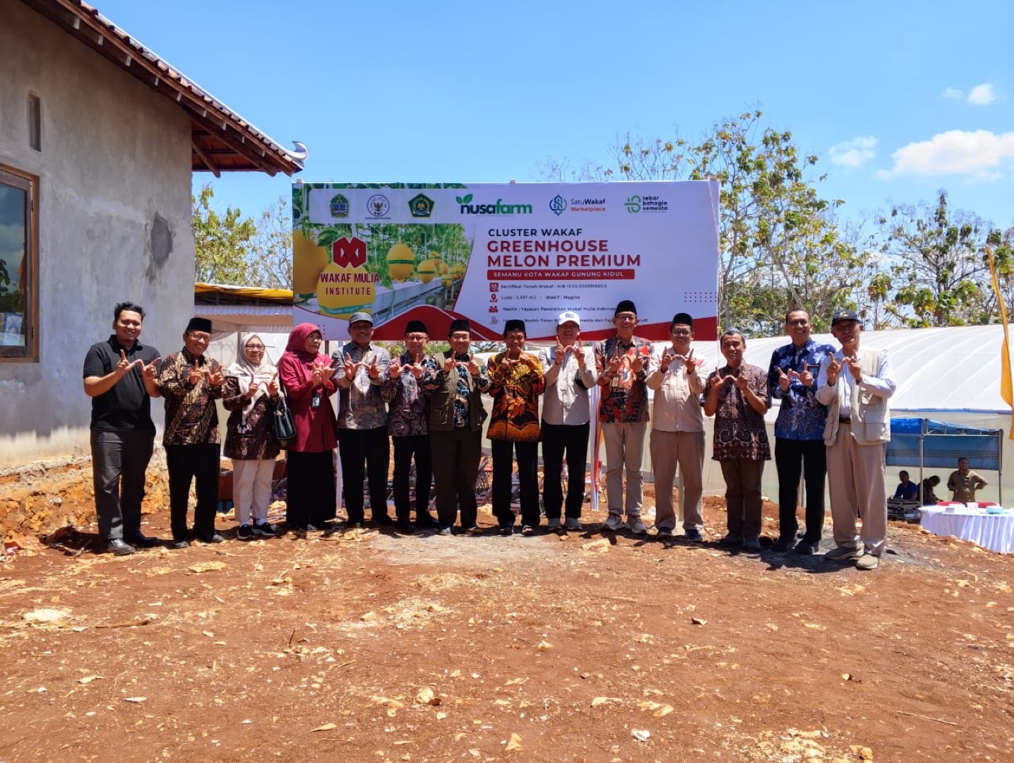 Ketua BWI DIY Hadiri Panen Perdana Cluster Wakaf Green House Melon Premium. 